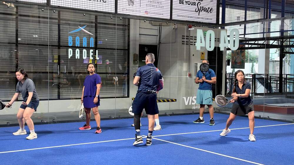 Head coach running a group session at Baan Padel